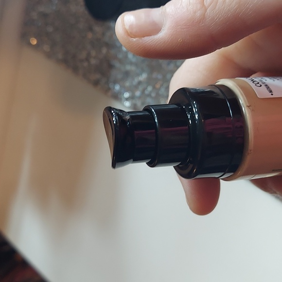 3 bundle products, 2 foundations and sponges - Picture 10 of 12